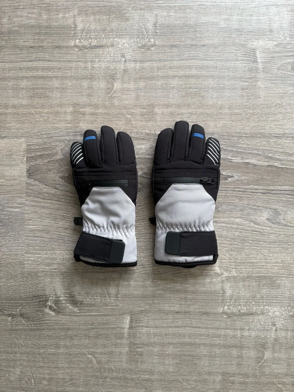 Kids’ Unisex S/M Insulated Black and Light Gray Winter Gloves Zippered Pocket